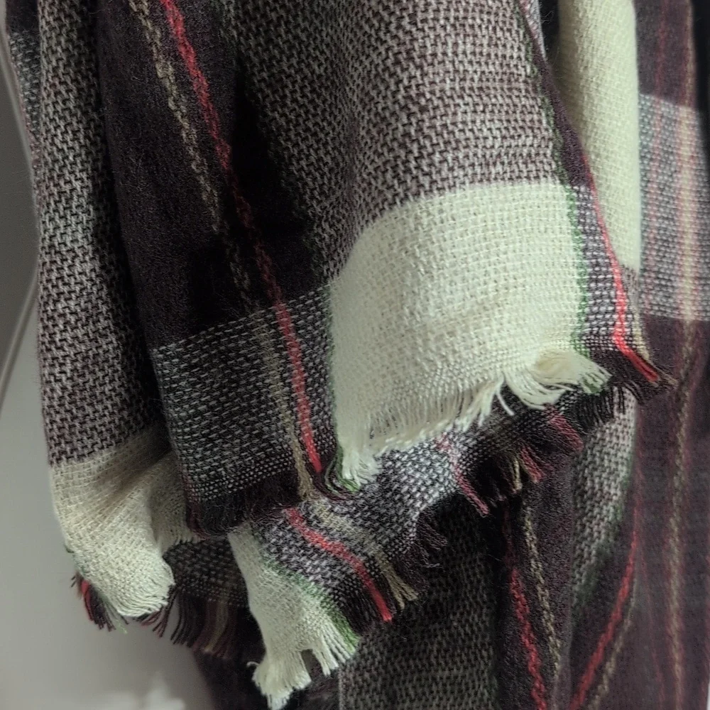 APT.9 Large Scarf Perfect For Fall Season
